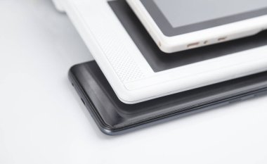 Tablet bilgisayar, dizüstü bilgisayar, beyaz arkaplanda akıllı telefon. 