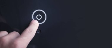 Güç düğmesinde erkek el teması. Metnin için boşluk