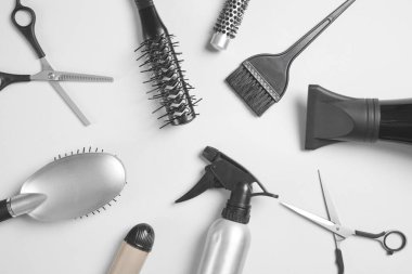  Makas, tarak ve diğer saç şekillendirme araçları.