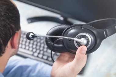 Kulaklık tutan bir çağrı merkezi çalışanı..