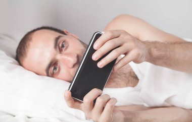 Yatakta akıllı telefon kullanmasına şaşırdım..