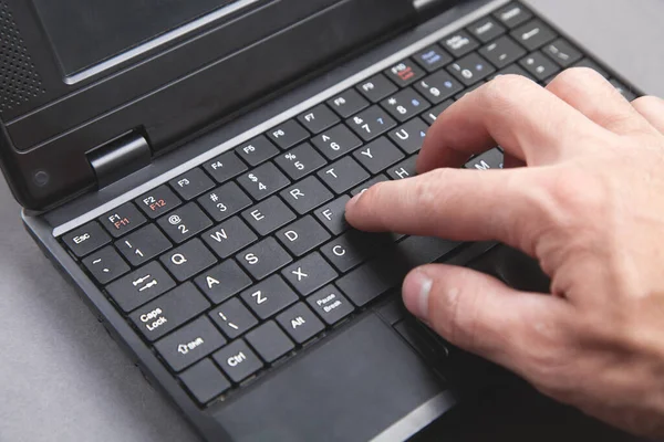 Мужская Ручная Печать Клавиатуре Компьютера — стоковое фото