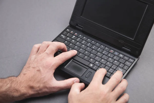 Männliche Hände Tippen Auf Computertastatur — Stockfoto
