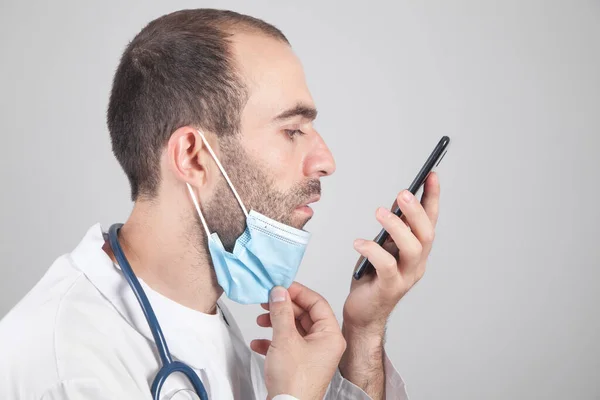 Kaukasischer Arzt Telefoniert Auf Smartphone — Stockfoto