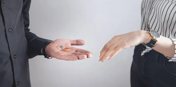 Man Vrouw Handen Met Verlovingsringen — Stockfoto