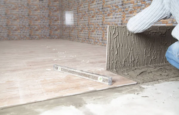 Laying Floor Ceramic Tile Renovating Floor — Stock Photo, Image