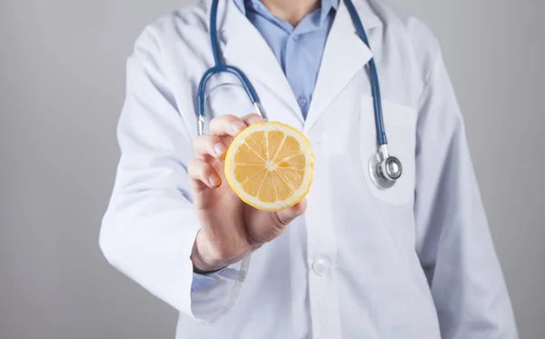 Kaukasischer Arzt Der Hand Einer Zitrone Gesunde Ernährung — Stockfoto