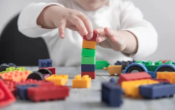 Fetiță Care Joacă Cuburi Colorate Plastic — Fotografie, imagine de stoc