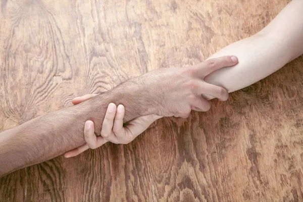 Junges Paar Hält Hand Hölzernem Hintergrund — Stockfoto