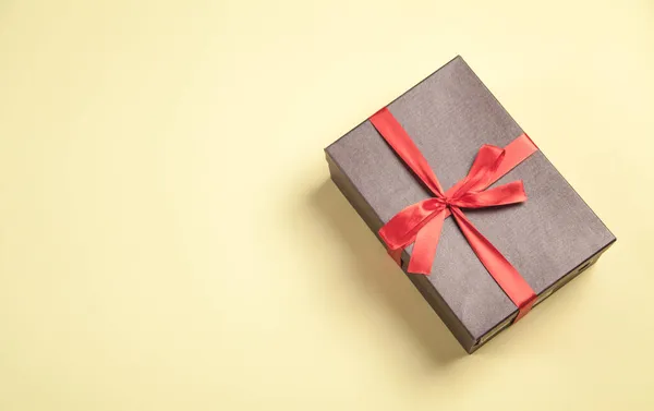 黄色背景的礼品盒漂亮的礼物 — 图库照片
