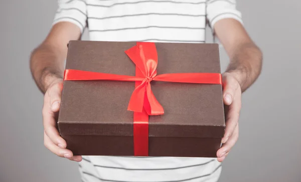 拿着礼品盒的男人圣诞节 令人惊讶 — 图库照片