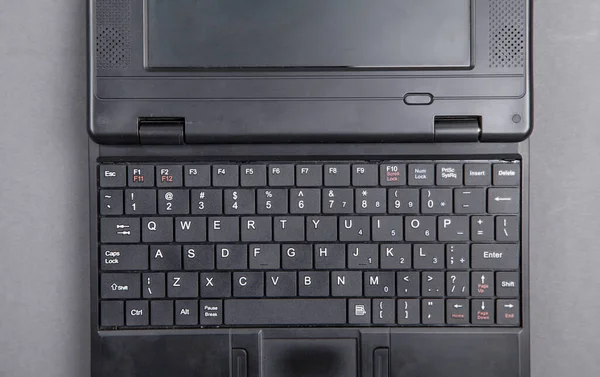 写字台上的黑色笔记本电脑 技术概念 — 图库照片