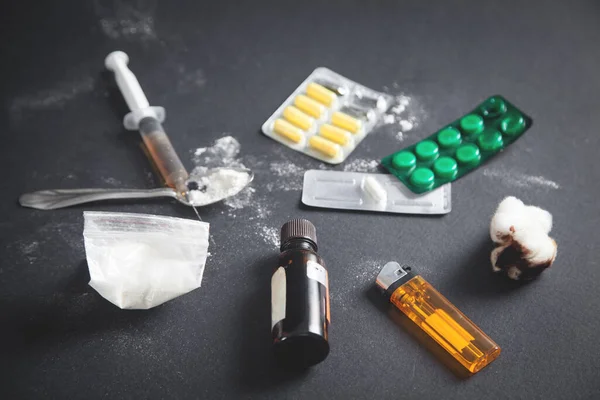 Ett Paket Heroin Och Piller Drogmissbruk — Stockfoto