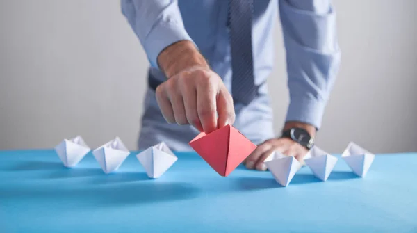 Geschäftsmann Mit Rotem Origami Papierboot Und Weißem Boot Wirtschaft Führung — Stockfoto