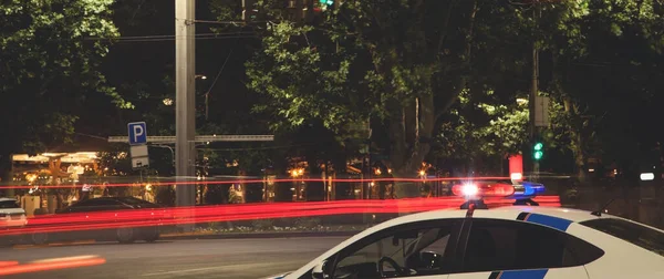 Κόκκινο Και Μπλε Φως Φλας Αστυνομικό Αυτοκίνητο Στην Πόλη Νυχτερινή — Φωτογραφία Αρχείου