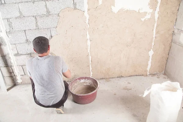 Человек Накладывает Шпатлевку Стену Обновление Дома — стоковое фото