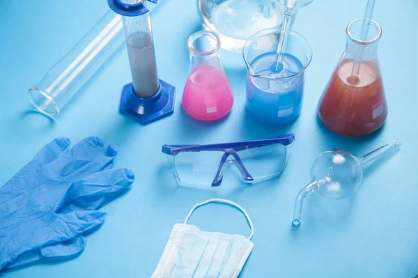 Artículos Vidrio Ciencia Con Líquido Color Guantes Vasos —  Fotos de Stock