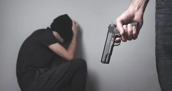 Persona Con Una Pistola Con Una Sua Vittima — Foto Stock