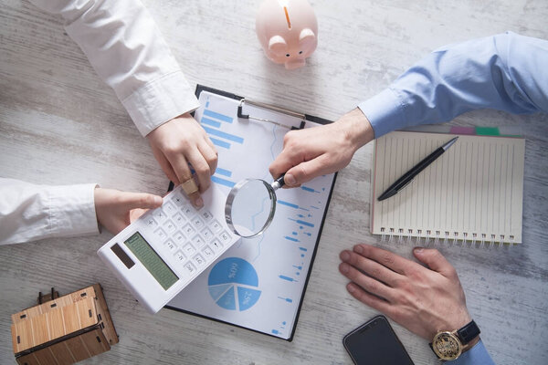 Агент по недвижимости с клиентом в офисе. Концепция недвижимости