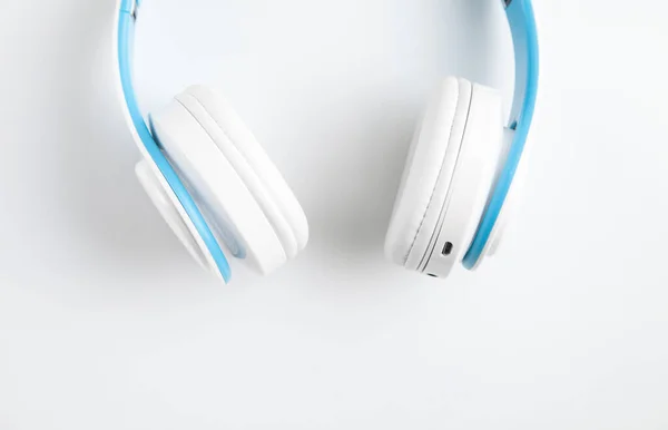 Białe Bezprzewodowe Słuchawki Białym Tle — Zdjęcie stockowe