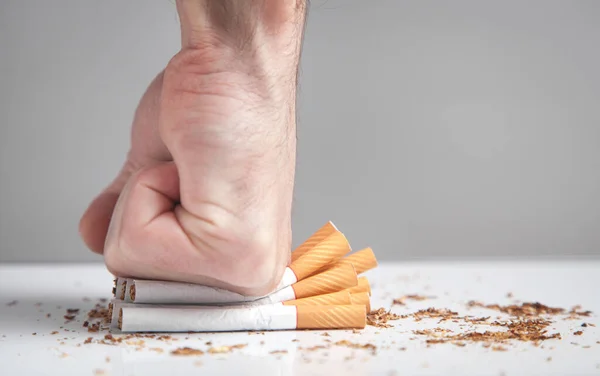 Mano Masculina Rompiendo Cigarrillos Dejar Fumar — Foto de Stock