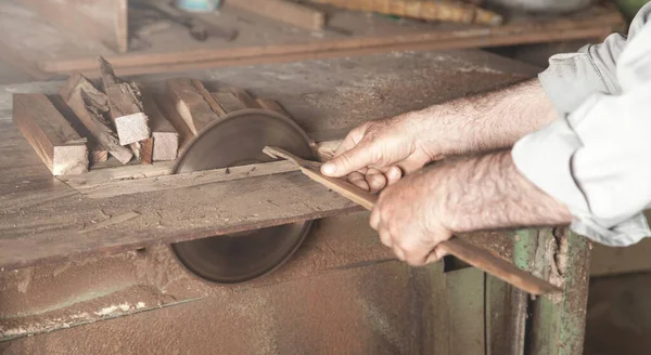 Carpintero Cortando Trozo Madera Con Una Máquina Carpintería —  Fotos de Stock