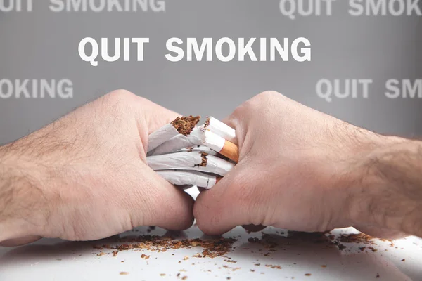 Manos Masculinas Rompiendo Cigarrillos Deja Fumar —  Fotos de Stock