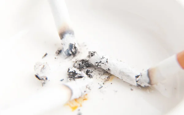 Cenicero Blanco Con Cigarrillo Fumar — Foto de Stock