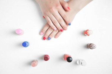 Güzellik manikürlü kız elleri.