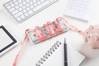 İş masasında mezuralı dolarlar..