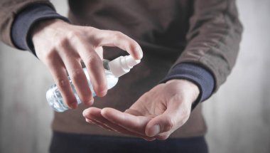 Adam el dezenfektanı kullanıyor. Coronavirus. Hijyen