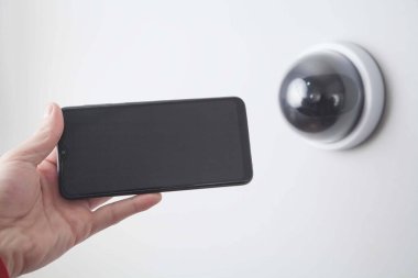 Akıllı telefon güvenlik kamerasına bağlanıyor.