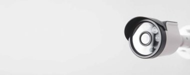 Arka planda güvenlik kamerası var. Metnin için boşluk