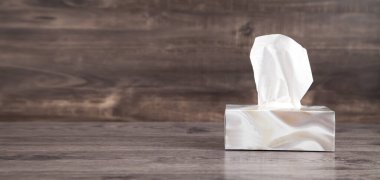 Peçete kutusu ahşap masanın üstünde..