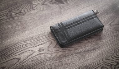 Masadaki siyah deri cüzdan..