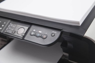 Fotokopi makinesi ve kağıtlar masanın üstünde..