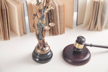  Adalet Heykeli, kitap ve tokmak. Hukuk ve Hukuk 