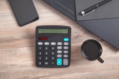 Ofis işyeri. Kahve, hesap makinesi, kalem, akıllı telefon.