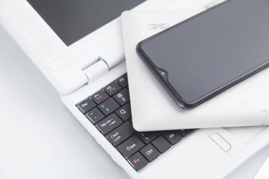 Tablet bilgisayar, dizüstü bilgisayarda akıllı telefon..