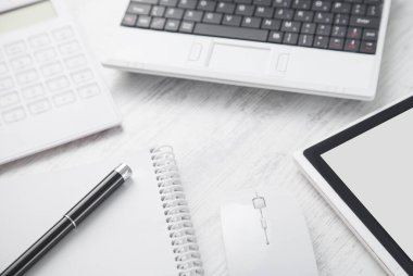 Beyaz iş masasında beyaz dizüstü bilgisayar. İş yeri