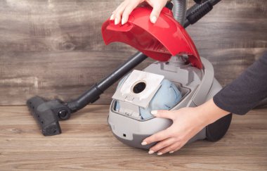 Beyaz kız elektrik süpürgesi açıyor..