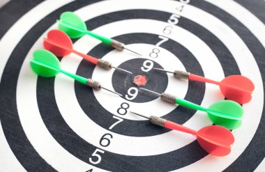 Dart okları dart tahtasına. Başarı