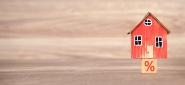 Küpte yüzde sembolü olan ev modeli. 