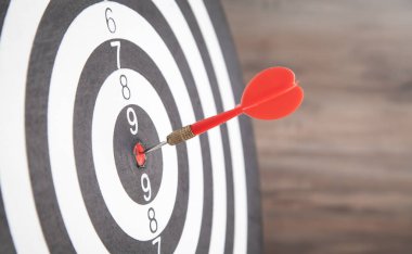 Dart tahtasında dart oku. Başarı