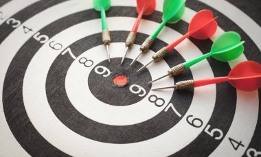 Dart okları dart tahtasına. Başarı