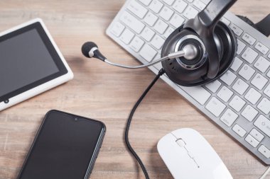 Bilgisayar klavyesinde kulaklık. Çağrı merkezi