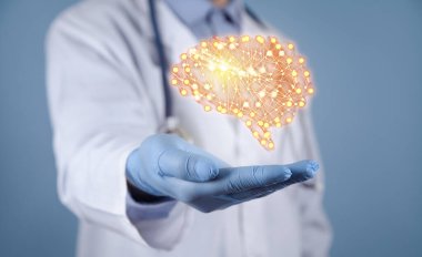 İnsan beyni tutan beyaz bir doktor..