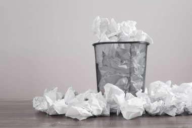 Çöpe atılmış kağıtlar..