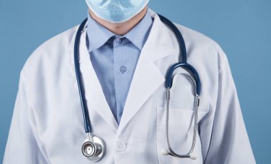 Steteskoplu doktor klinikte..