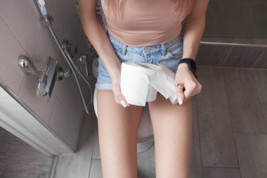 Tuvalet kağıdını tutan kadın..